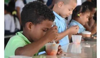 INABIE impulsa nutrición escolar con millones de raciones de frutas