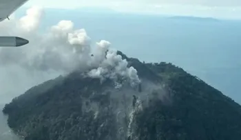 Una isla entra en erupción obligando a evacuar a toda su población y advierten de riesgo de tsunamis