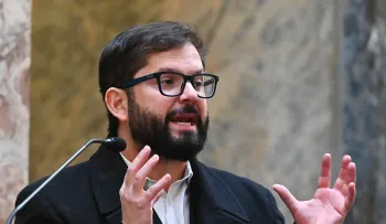Boric: Maduro "se había robado las elecciones" y critica intervención de EE. UU. en Venezuela
