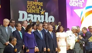 Leonel y Danilo en un abrazo frío y diplomático