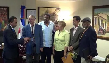 Dominicanos se movilizan frente consulado por reapertura inmediata oficinas JCE 