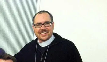 Sacerdote episcopaliano transgénero preside ceremonia en catedral Washington