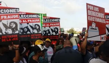 Manifestantes exigen frente a la JCE nuevas elecciones en Santo Domingo Este