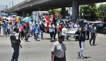 Estudiantes de la UASD marchan en contra del examen único