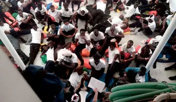 Los inmigrantes "agotados" rescatados en el Mediterráneo comienzan su viaje hacia España