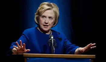 Video: Lanzan un zapato a Hillary Clinton en pleno discurso 