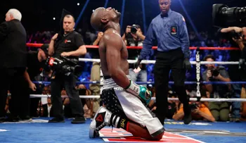 Mayweather deja el boxeo invicto y con un lugar asegurado en la historia