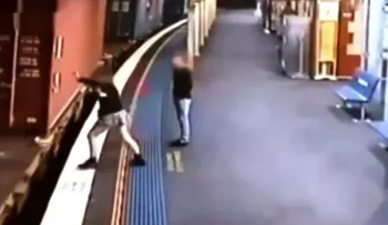 Video: cayó a las vías del tren, fue arrollada; pero salió ilesa