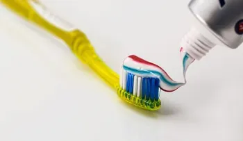 ¿Sabías que tu cepillo podría tener más de 3.000 bacterias?