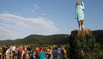 La polémica estatua de Melania Trump, en Eslovenia. "No se parece en nada. Es una Pitufina", dijo uno de los presentes 