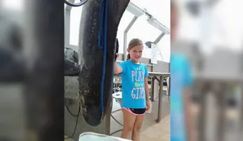 Niña de nueve años rompe récord al atrapar un pez de casi 43 kilos