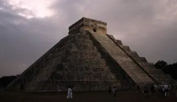 Descubren una segunda pirámide oculta dentro del templo de Kukulkán en Chichén Itzá