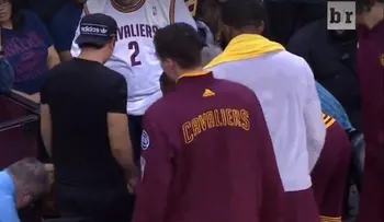 LeBron James arrolla a la esposa del golfista Jason Day durante un juego de los Cavaliers