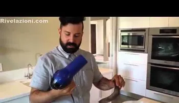 Increíble: Una banana negra convertida en fresca y lista para comer (VIDEO)