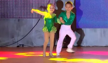 Niños de 6 y 7 años sorprenden bailando salsa