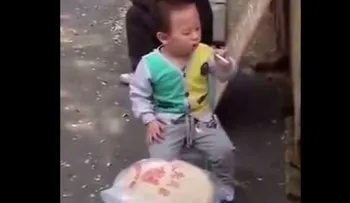 Video de un niño de 2 años que se fuma un cigarrillo genera polémica en China