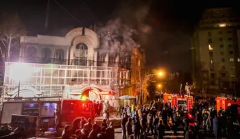 Manifestantes prenden fuego a la embajada de Arabia Saudita en Teherán por ejecución de clérigo chiíta