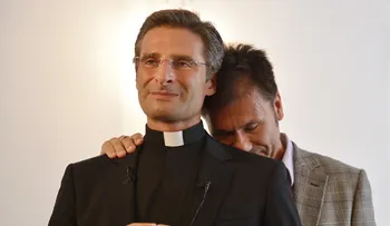 "No soporto más el odio homofóbico de la iglesia", le dice al papa un sacerdote homosexual