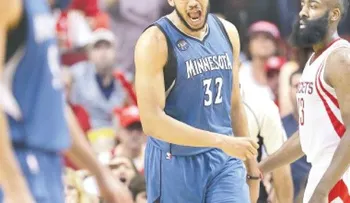 Towns capturó 21 rebotes; LeBron guió a los Cavs
