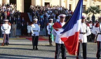 Danilo Medina y la primera dama encabezan izamiento Bandera Nacional