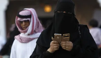 "Las niñas de mi escuela me llamaban puta'": ¿Cómo vive una mujer en Arabia Saudita?