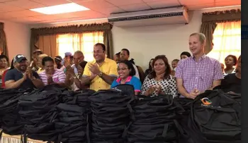 Holguín: Sin útiles escolares para los pobres no hay revolución educativa; entrega 600 mochilas