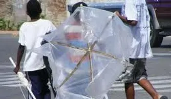 Niño muere electrocutado mientras volaba chichigua en La Romana