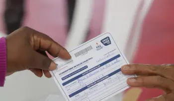 Sancionarán personas que falsifiquen tarjetas de vacunación y pruebas PCR