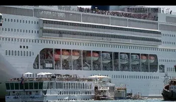 Un crucero choca con un barco turístico en Italia