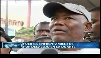 Video: Enfrentamiento entre policías y buhoneros de la Duarte y París