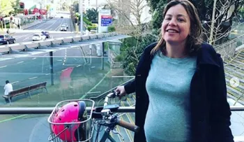 Una ministra de Nueva Zelanda da a luz luego de ir al hospital en bicicleta