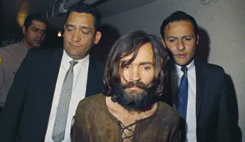 Charles Manson sigue dando problemas después de muerto; su cuerpo lleva tres meses congelado 