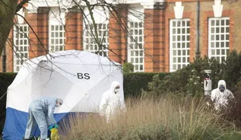 Hombre se inmola frente al Palacio del príncipe William y su esposa Kate