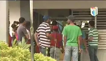 Video muestra policía maltratando jóvenes que andaban en motor en Sabana Perdida 