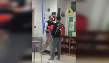 Maestro llora al recibir encantadora sorpresa de sus estudiantes