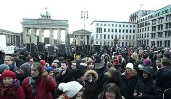 Miles de personas participan actos honrar víctimas ataques en París 