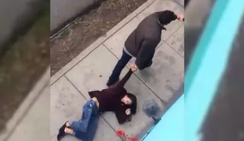 IMAGENES FUERTES: Una mujer sufre un brutal ataque de su pareja en plena vía pública 