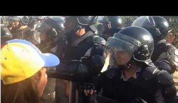 Video muestra abuso de Oficial a una mujer en protestas de Venezuela