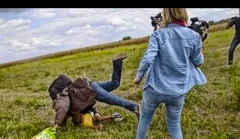 Video muestra a camarógrafa pateando a refugiados en Hungría