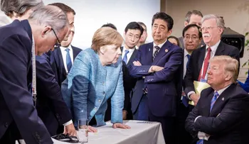 Esto es lo que estaba pasando al momento de la foto viral de Trump, Merkel y los líderes del G7