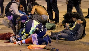 Automóvil arrolló a multitud; hay dos muertos