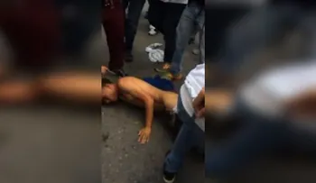 Opositores venezolanos dan brutal golpiza a joven por "chavista"