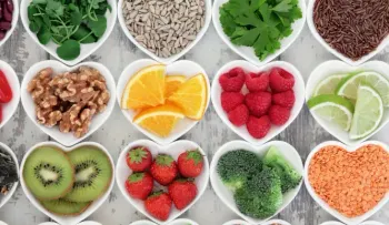 Alimentos que fastidian el sueño: Té verde, chocolate, pimientos y salsa