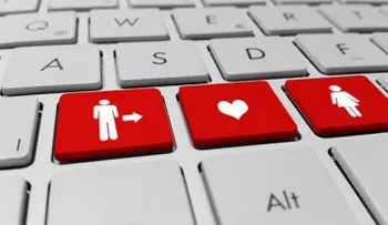 Hombres a la conquista por internet