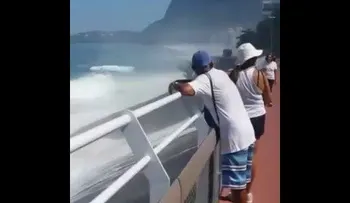 Una ola se traga un tramo de la ciclovía en Brasil (VIDEO)