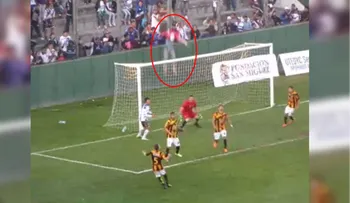 Impresionante caída desde la tribuna de un hincha en Argentina
