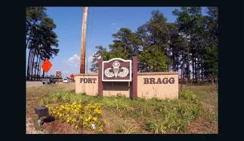 Un hombre disfrazado de atacante suicida desata una emergencia en base militar