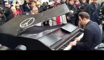 Un hombre toca â??Imagineâ? en un piano afuera del teatro Bataclan en París... VIDEO