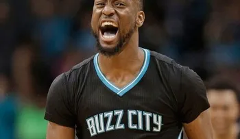 LeBron desplaza a Robertson; Towns doble-doble 11 en línea