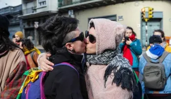 El "besazo" de dos mujeres en Uruguay en protesta de sentencia contra lesbiana 